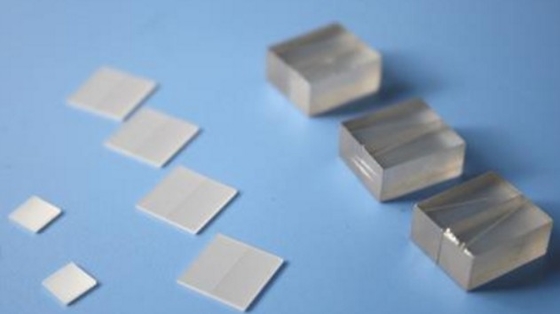 Descubra la versatilidad de los cristales de titanato de estroncio SrTiO3 ideales para la investigación académica y la innovación industrial