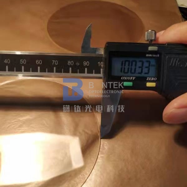 4" 6" las obleas piezoeléctricas del cuarzo de LiNbO3 LiTaO3 emerge pulido para el uso de la SIERRA y de BAW